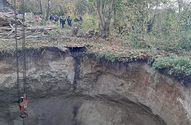 На месте обвала образовалась воронка глубиной в восемь метров. Фото пресс-служба ГУ МЧС по Брянской области.