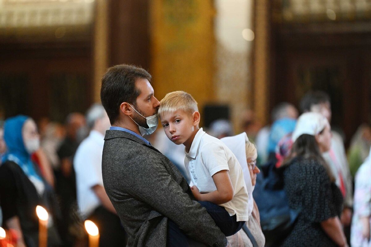 Папа – главный кормилец в семье, работа для него все. Источник:  https://foto.patriarchia.ru/news/patriarshee-sluzhenie-v-nedelyu-13-yu-po-pyatidesyatnitse-v-khrame-khrista-spasitelya-bozhestvennaya-liturgiya-vozvedenie-preosvyashchennogo-veniamina-izbrannogo-patriarshim-ekzarkhom-vseya-belarusi-v-san-mitropolita-2020-09-06/


