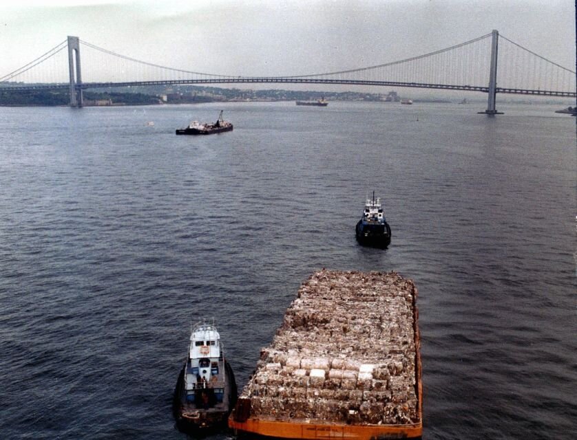 Во многих крупных мегаполисах мира, расположенных на берегу моря, мусор вывозят на баржах далеко в океан, где и выбрасывают. После истории с баржой в 1987 году, а также ликвидации крупнейшей свалки в Нью-Йорке мусор из этой негласной столицы США приходится вывозить грузовиками на расстояние до 400 км. 