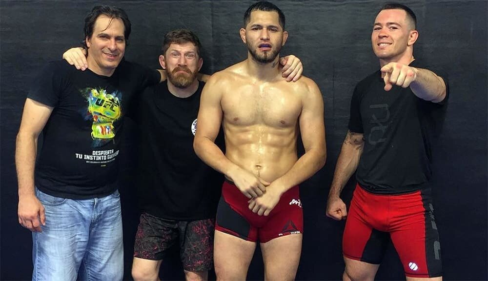 Четвёртый номер рейтинга полусредневесов UFC, Хорхе Масвидал, рассказал, что именно стало причиной ссоры между ним и его бывшим другом и спарринг-партнером Колби Ковингтоном.
«Он кинул моего тренера, который был и его тренером тоже», - цитирует Масвидала BJPenn.com. «Мы были с ним до его титульного боя. После того, как он выиграл титул, он должен был заплатить тренеру определенную сумму, но не сделал этого. Я пообещал ему, что если он не сделает этого, я его порву. Тренер буквально встал между нами, ему это не понравилось, и он спустил все на тормозах, но я с тех пор не разговаривал с этим чуваком»«Это было около года назад, и с тех пор многое изменилось. Этот парень спал на моем диване, ел мою еду, потому что я был его главным спонсором. Я помогал ему с тех самых пор, как он был любителем. Теперь мне больно видеть, что он делает ради того, чтобы засветиться в Фэйсбук или Твиттер. Все это только для того, чтобы мы говорили о нем»