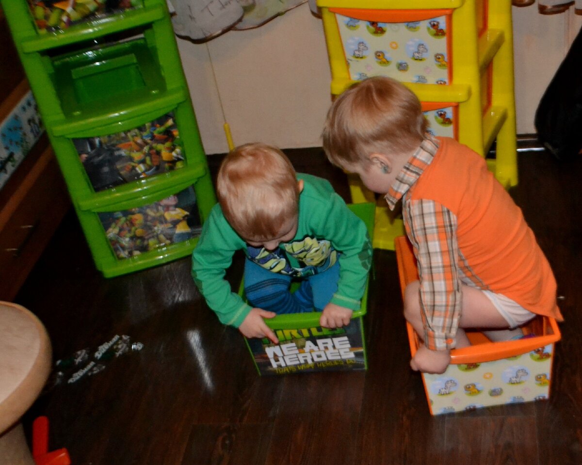 Пацаны примерили свои комоды)) Удобно, что ящики вынимаются👍