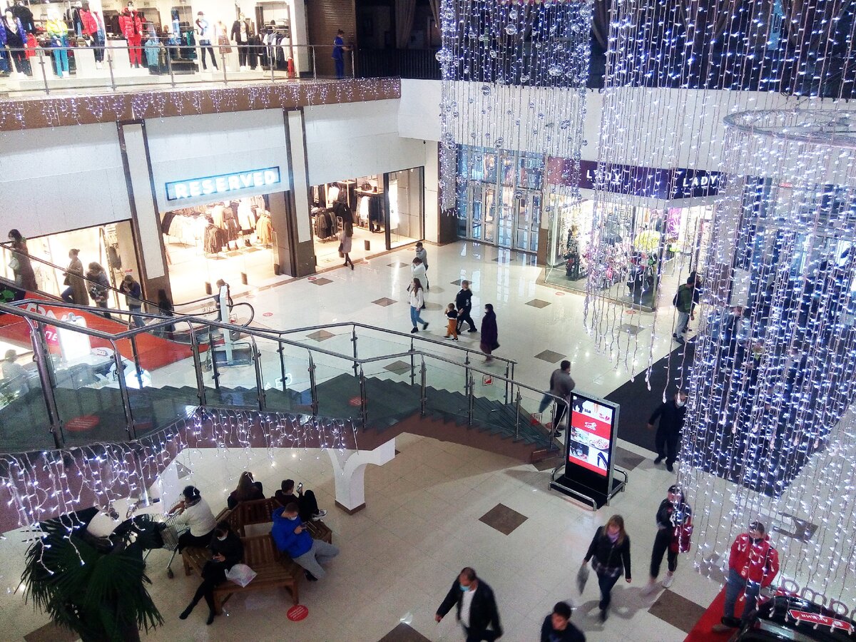 Главный вход ТЦ. Народу немного и маски не у всех