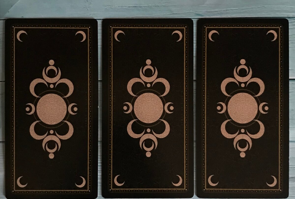 Освободитесь от суеты,оставьте все мысли,расслабьтесь и наполните себя спокойствием и тишиной.Подумайте о своём мужчине,мысленно задайте этот вопрос и выбирайте понравившуюся карту. 