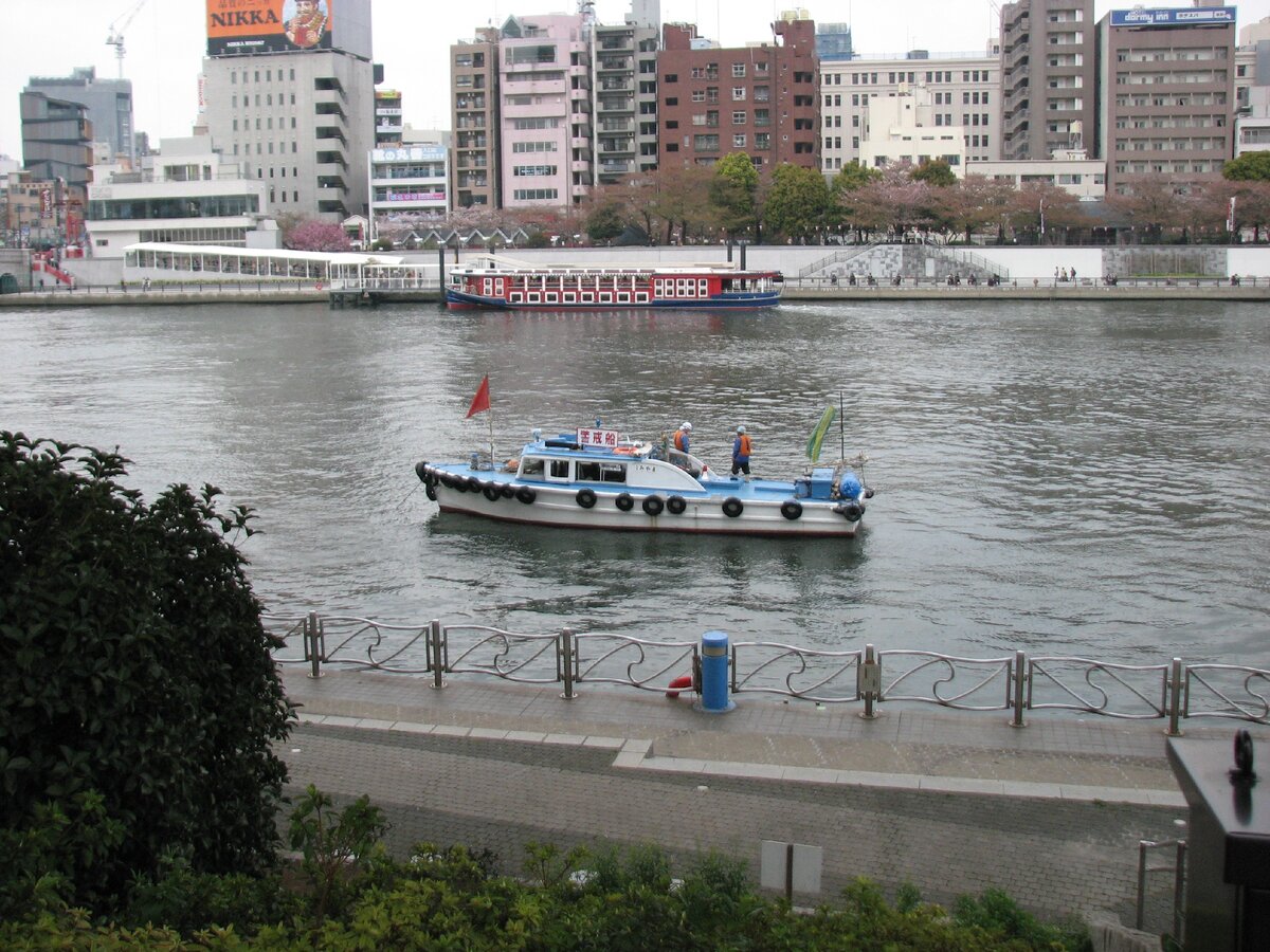 Это рабочие катера .Поднят флаг веду подводные работы