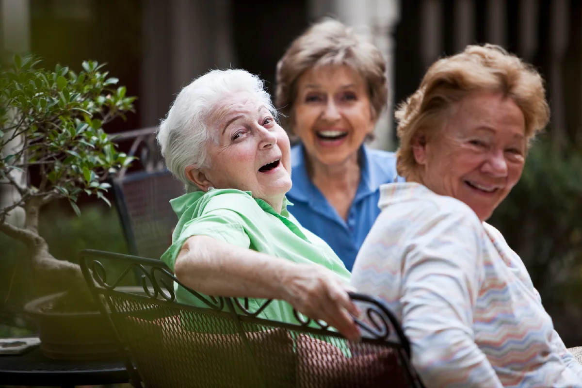 Пожилой смех. Пожилая женщина смеется. Пенсионеры смеются. Бабушка смеется. Счастливые пенсионеры.
