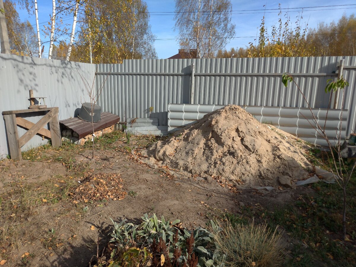 Самое "захламленное" место на участке.