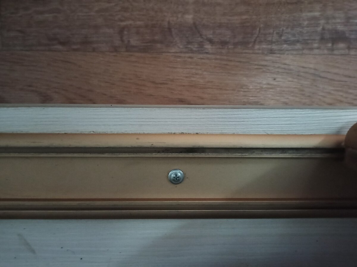 Налипание пыли на моей мебели после применения смазки. Такие места почистить очень трудно.