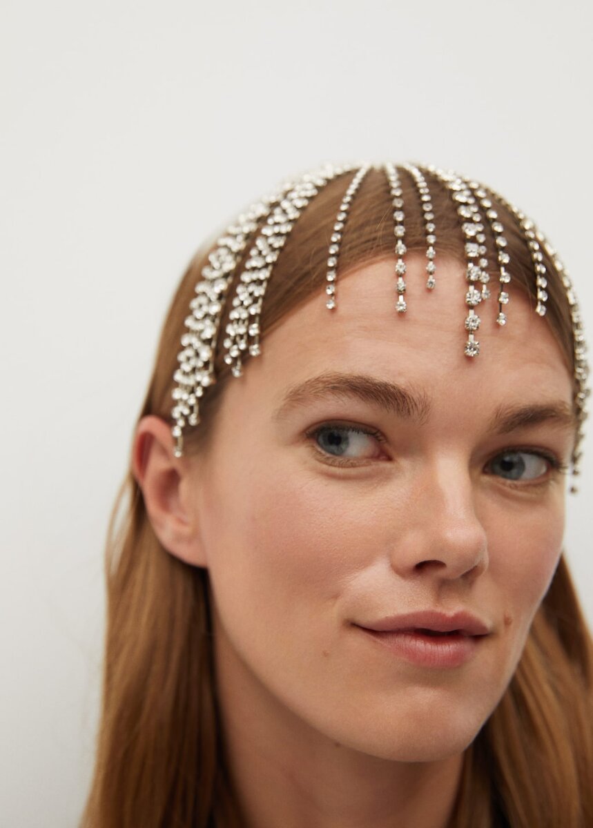 Ободок Mango,  2 499 руб. Источник фото - https://shop.mango.com/ru/%D0%B6%D0%B5%D0%BD%D1%81%D0%BA%D0%B0%D1%8F/%D0%B1%D0%BE%D0%BB%D1%8C%D1%88%D0%B5-%D0%B0%D0%BA%D1%81%D0%B5%D1%81%D1%81%D1%83%D0%B0%D1%80%D0%BE%D0%B2-%D0%BE%D0%B1%D1%80%D1%83%D1%87%D0%B8-%D0%B8-%D1%80%D0%B5%D0%B7%D0%B8%D0%BD%D0%BA%D0%B8-%D0%B4%D0%BB%D1%8F-%D0%B2%D0%BE%D0%BB%D0%BE%D1%81/%D0%BE%D0%B1%D0%BE%D0%B4%D0%BE%D0%BA-%D1%81%D0%BE-%D1%81%D1%82%D1%80%D0%B0%D0%B7%D0%B0%D0%BC%D0%B8_77094409.html