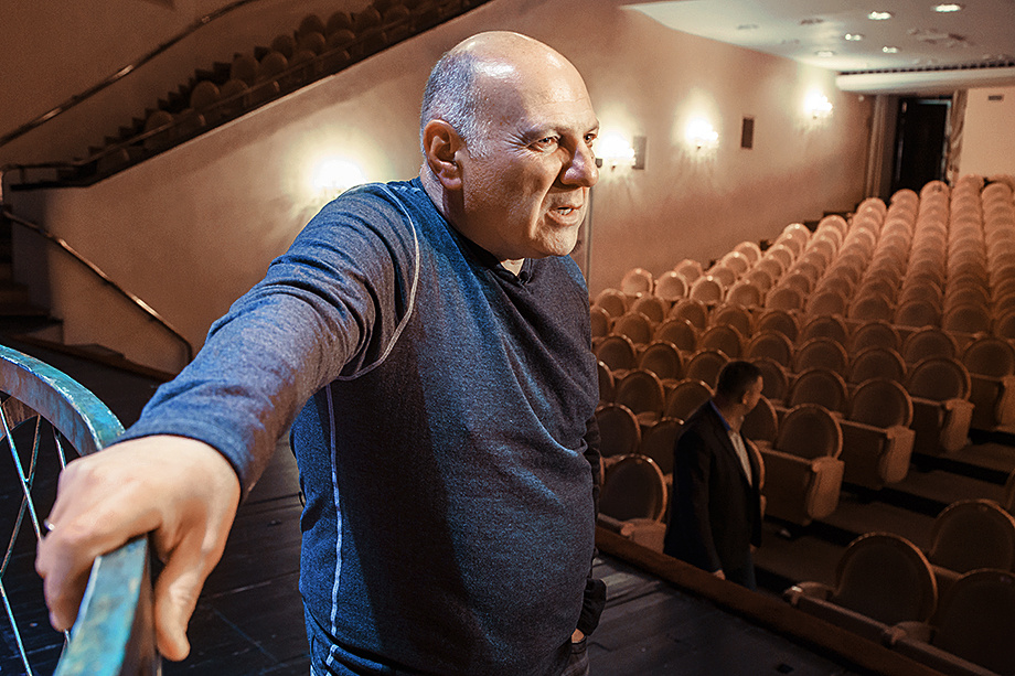 В качестве нового худрука Московского драматического театра Армена Джигарханяна департамент культуры Москвы предложит коллективу актёра и режиссёра Сергея Газарова.Фото: Александр Мамаев/URA.RU/ТАСС