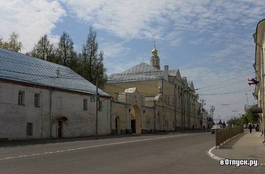 Как купить тур он-лайн дешевле
Пристенная церковь в честь Рождества Христова принадлежит владимирскому Богородице-Рождественскому монастырю. Построена в 1866 году. Архитектором выступил Н.А. Артлебен.