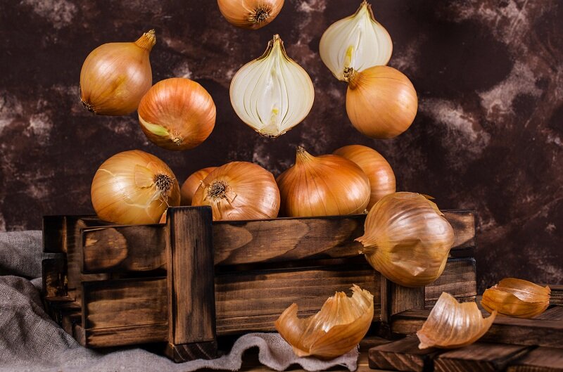 Лук (Фото используется по стандартной лицензии ©azbukaogorodnika.ru)