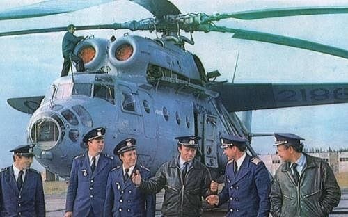 «Умчится мой поезд, на стыках звеня, Умолкнут былые оркестры –
И тот, кто родится позднее меня,
На сцене займёт это место»