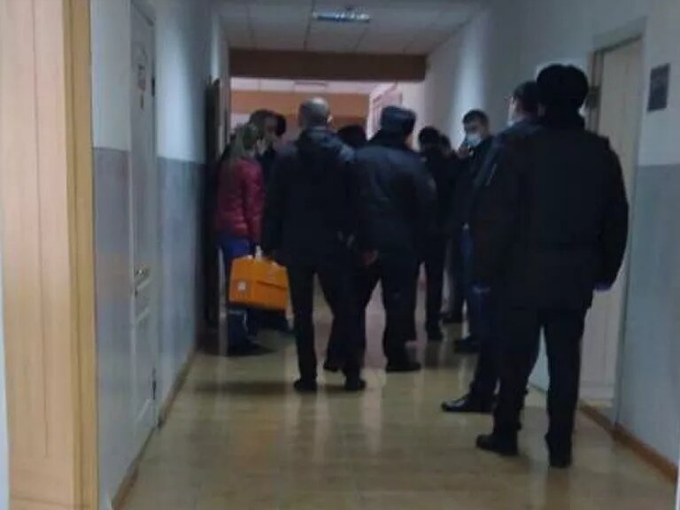 Сотрудники полиции и медики в школе в Нальчике, где произошел конфликт между учителем и учеником.