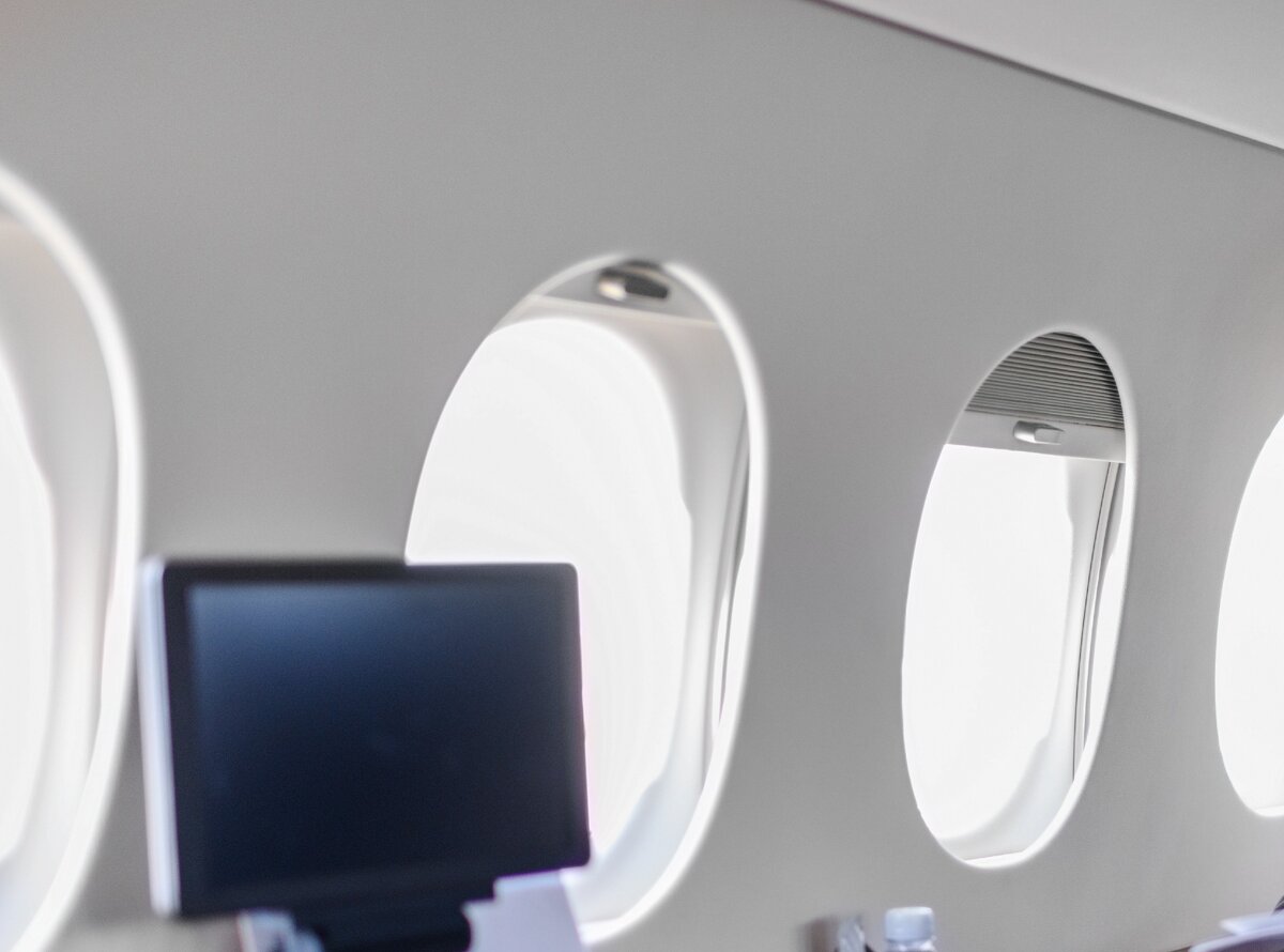 Какое-то фото самолетных окон из интернета. Когда я уже своих фоток наделаю? Почему мне  так лень фотографировать?