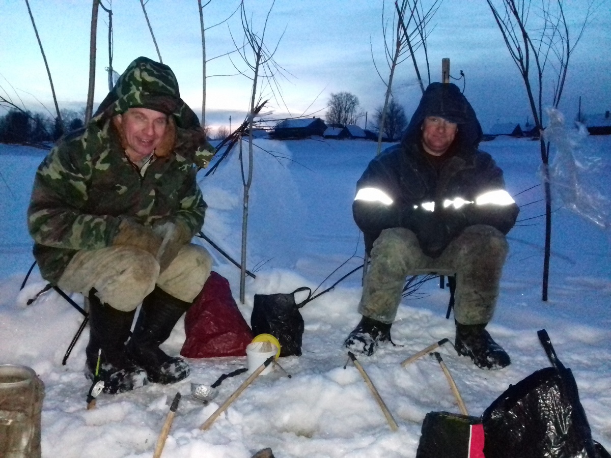 Ждём поклёвки на нашей речушке возле дома