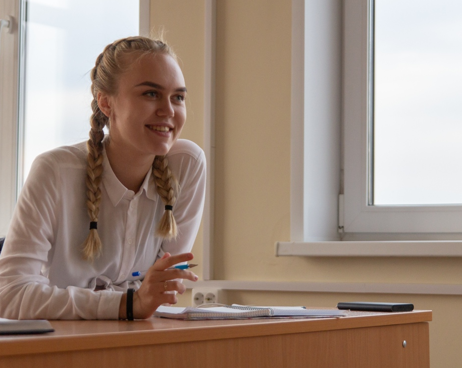 Это Полина, она учится на Информационной безопасности и является председателем Профбюро нашего факультета. Фото из группы vk.com/mfprofburo