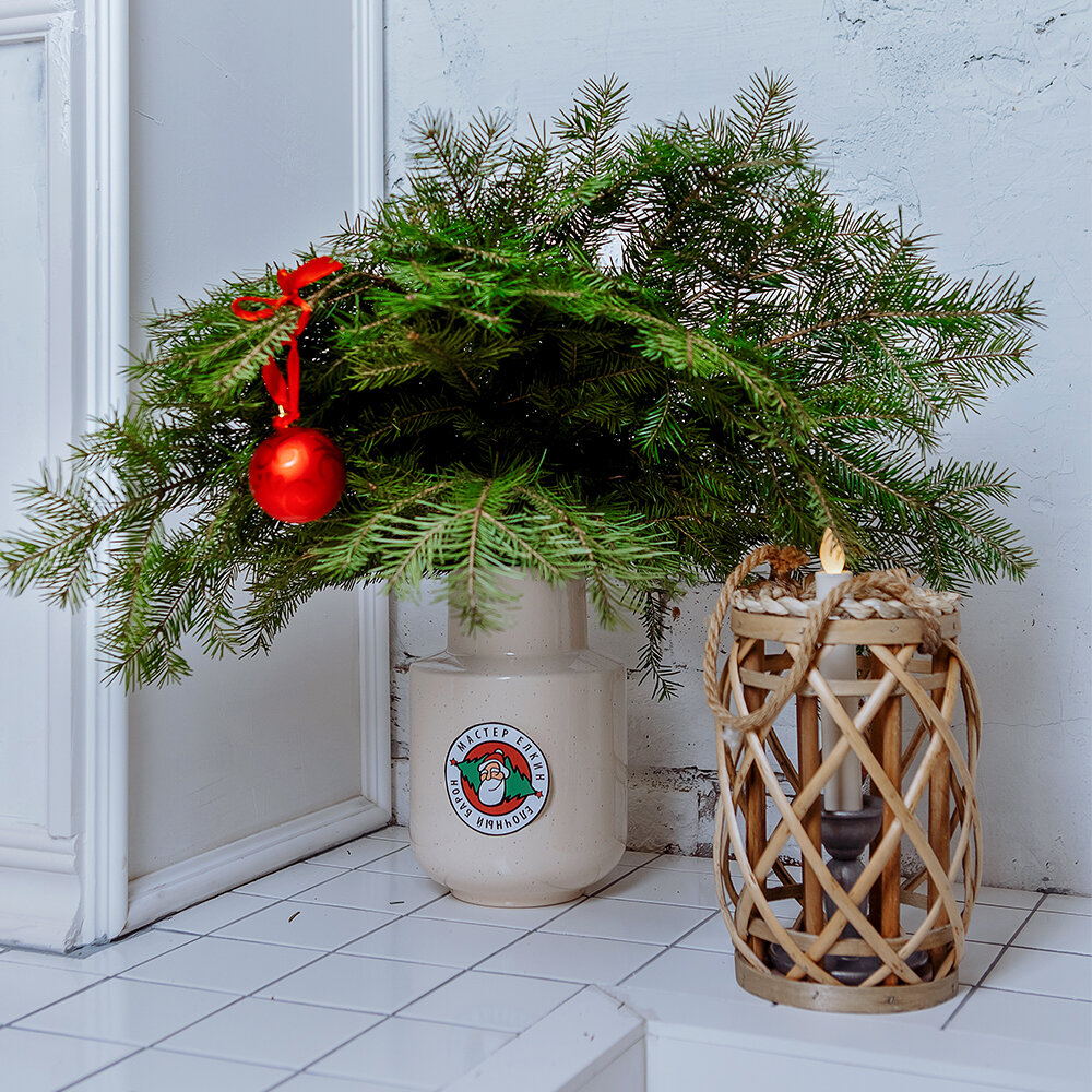 композиция из сосновых веток в вазе. можно ли дома ставить еловые ветки. можно ли дома ставить еловые ветки. ветки елки в вазе. декор еловых веток в вазе.