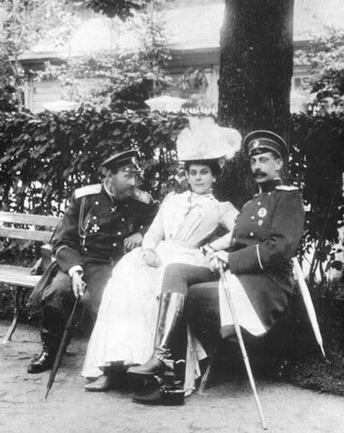 Ольга и великий князь Павел Александрович (справа)