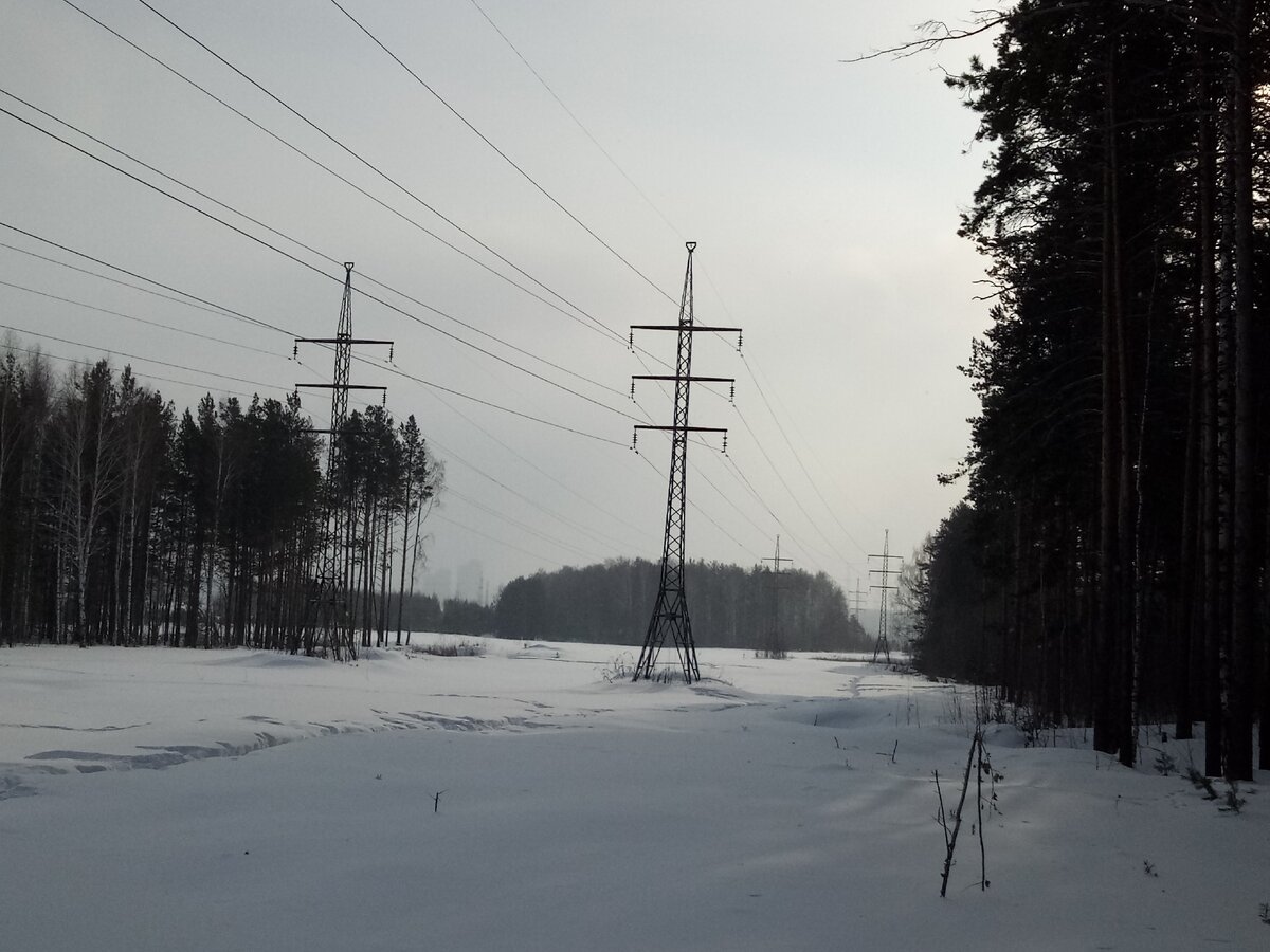 Есть что-то такое в ЛЭПках... Всегда не уютно себя чувствую рядом с ними.