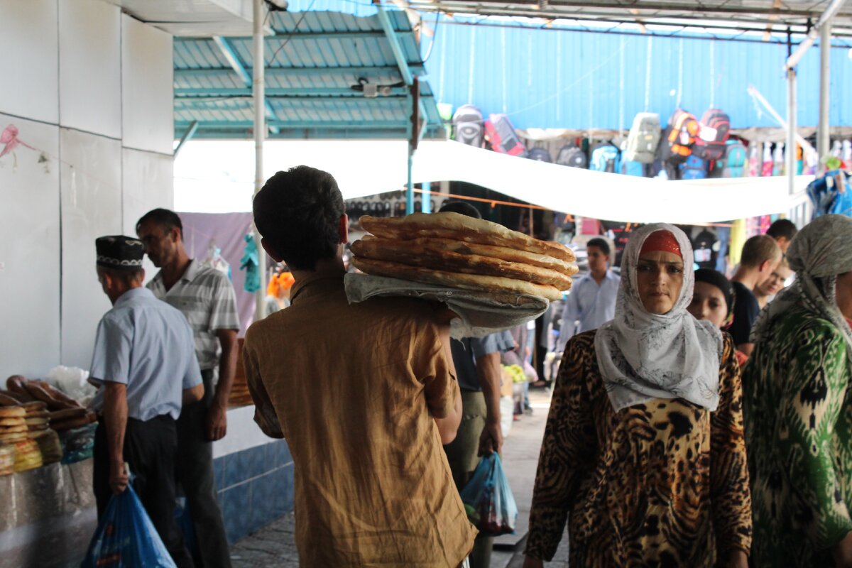 Центральный рынок в Душанбе. В 6.15 здесь уже очереди и не "протолкнуться".