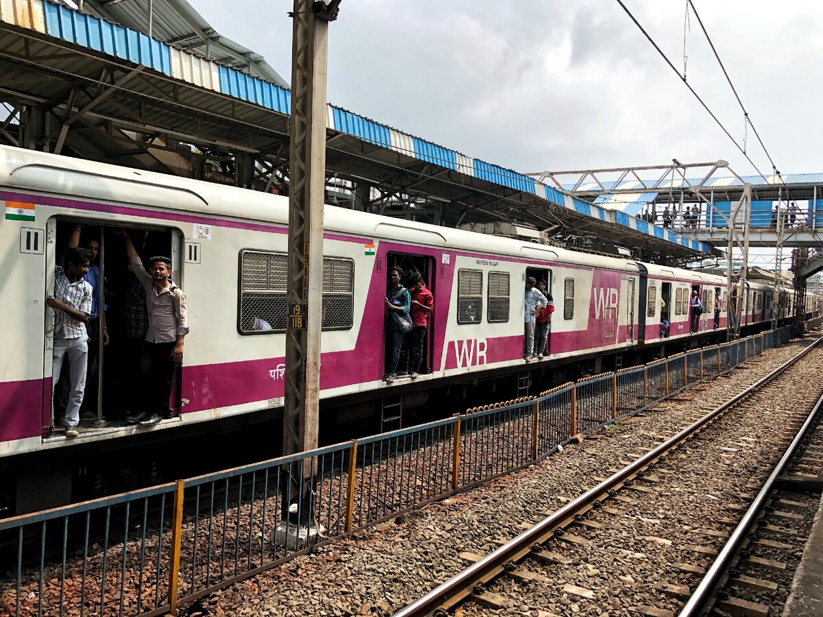 Вот так выглядят электрички в Бомбее, двери не закрывают вообще.