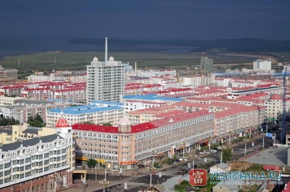 Это Фуюань, или "Фунька", город через речку, куда ездили в тур выходного дня, одеться и поесть китайки