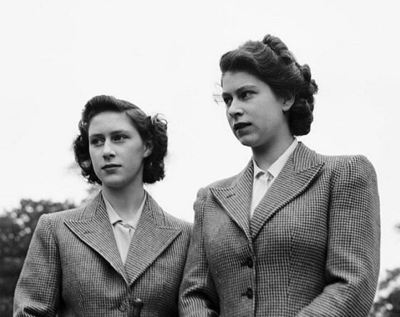 Принцесса Маргарет (слева) и будущая королева Елизавета II (справа)