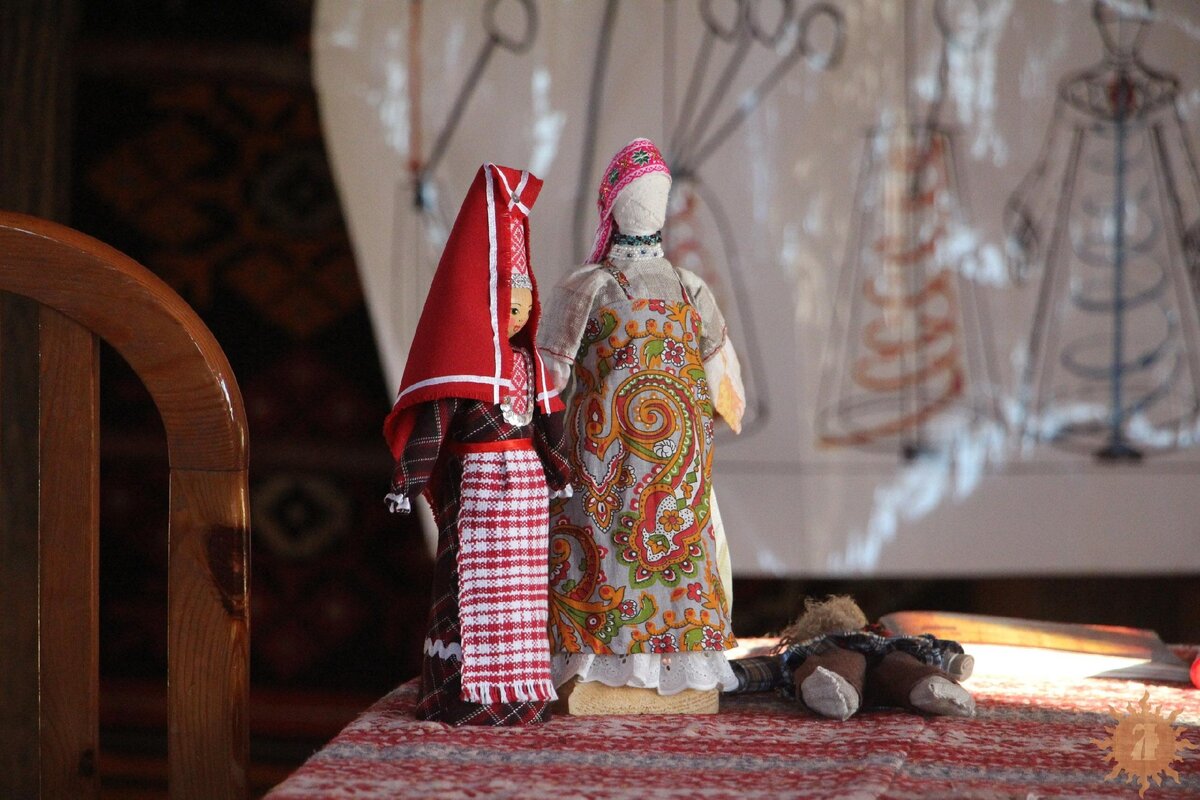 Фото автора. Правая куколка - это труд Богдановой Г. С. На ней детально можно рассмотреть крой сарафана с энергетическим "хвостом". 