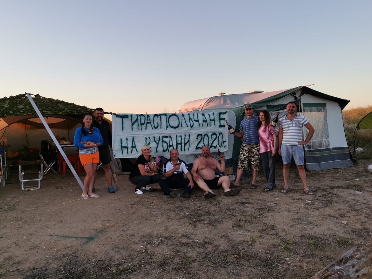 Наш лагерь на побережье около Тамани. Народу никого вокруг. Дорогу открыли пару недель назад. Народ еще не разведал путь....