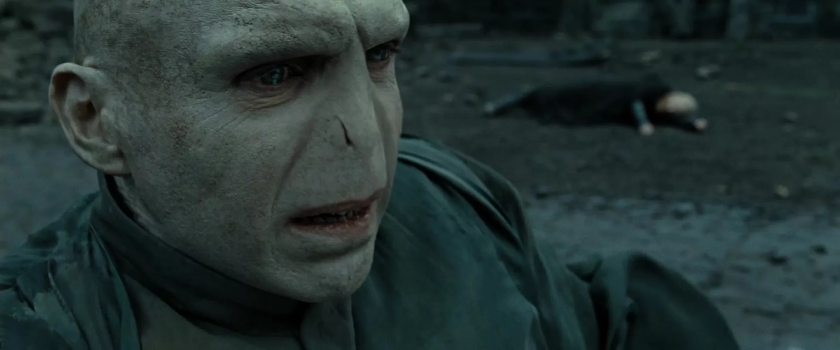 Лорд Волан-Де-Морт. Адрес изображения: https://yandex.ru/images/search?text=волан%20де%20морт%20дары%20смерти&from=tabbar&pos=12&img_url=https%3A%2F%2Fhdmag.cz%2Ffiles%2Fshots%2Fharry-potter-relikvie-2%2Fpng%2F082.png&rpt=simage