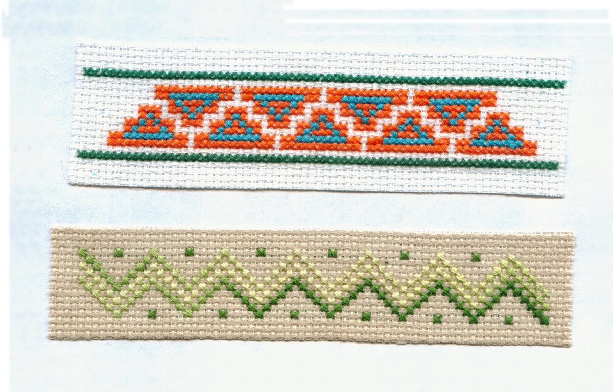 На канве вышейте несложные узоры.