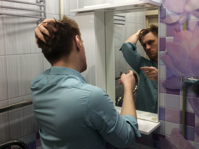 Автор статьи убеждает себя перед зеркалом, что он интересный автор