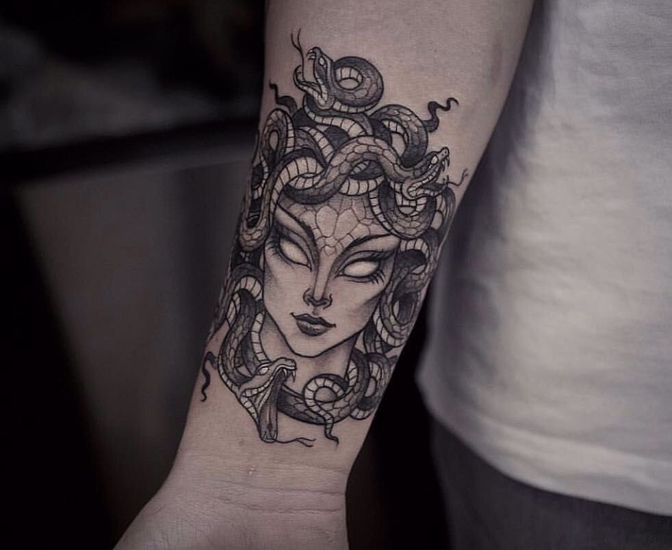 Медуза горгона тату. Горгона тату. Что обозначает татуировка девушка. Тату чикано девушки. Медуза горгона на предплечье.