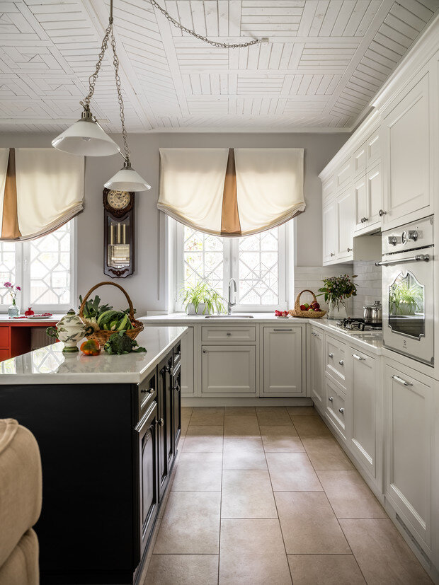 Белая кухонная мебель выполнена в частной мастерской. Остров черного цвета остался от прежнего кухонного гарнитура, фасады перекрашены. Светильника над островом, ИКЕА. На полу, керамогранит Mirage. Фартук отделан керамической плиткой, Marazzi. ФОТО ЕВГЕНИЙ КУЛИБАБА