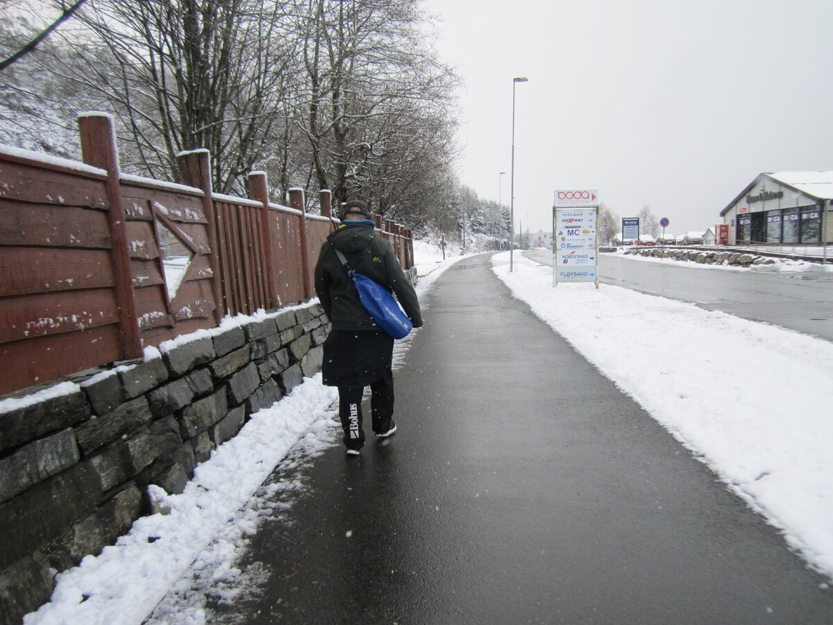 Так утром выглядят пешеходные дорожки. Фото автора.