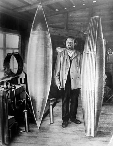 Циолковский со стальными дирижаблями. PD