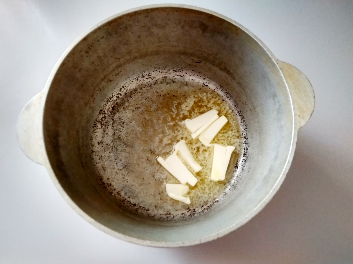 Растапливаю сливочное масло