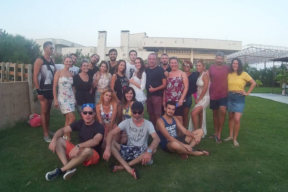 В основном я общаюсь с местными и людьми из разных стран, которые здесь работают. Мы вместе ездим по Турции