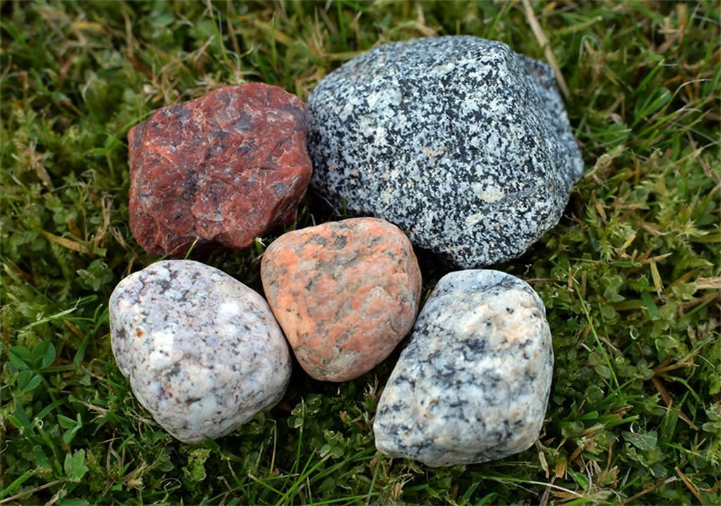 Какие виды камня бывают. Гранит Горная порода. Природный камень гранит. Гранит вулканическая порода. Камень гранит 80 на 40.