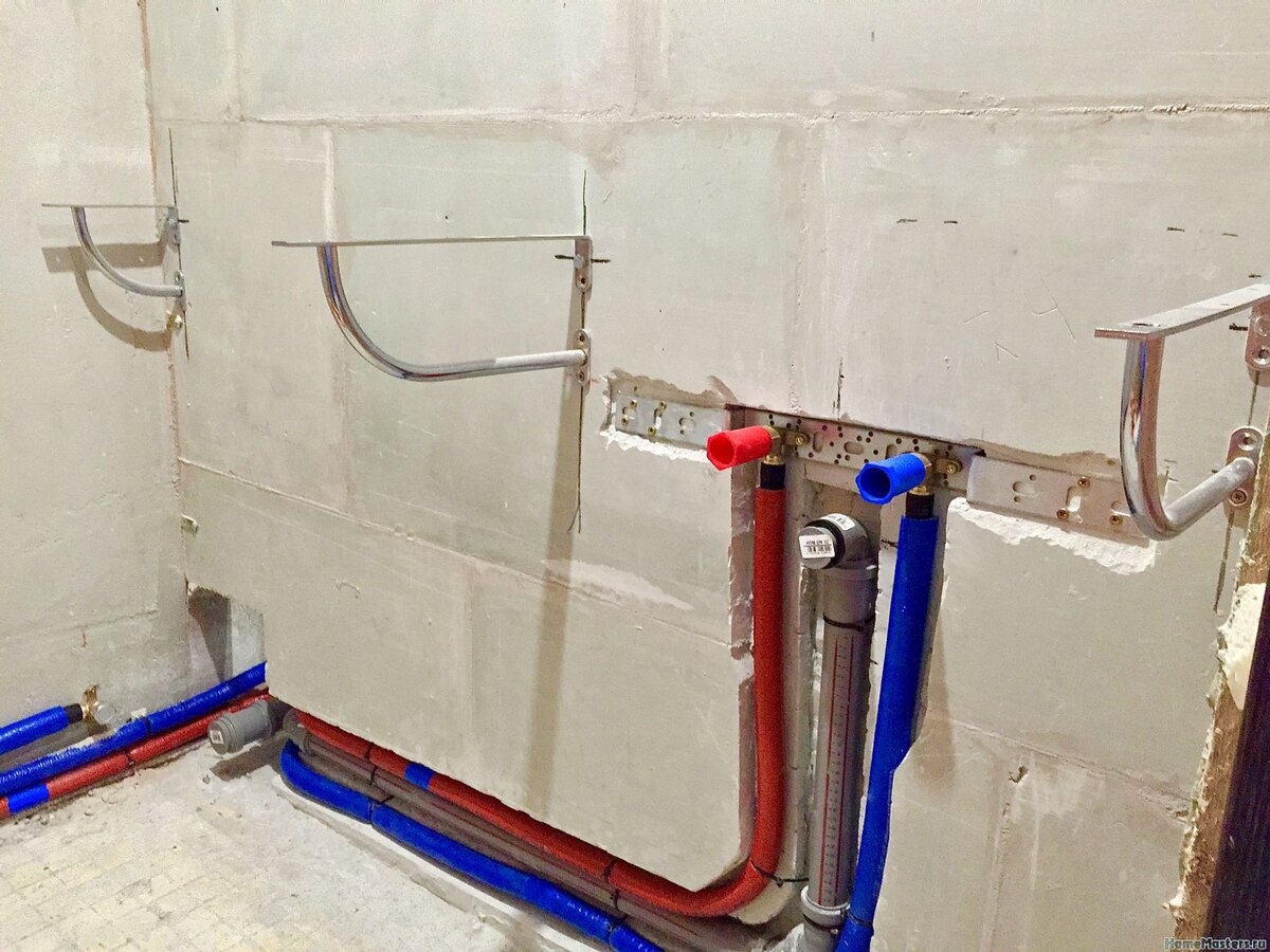 Монтаж канализационных труб в ванной в штробу