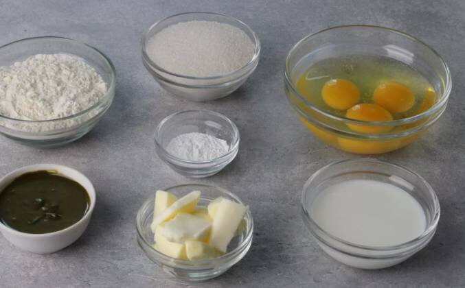 2. Нагреть до растворения и объединения всех ингредиентов до однородной эмульсии. Я нагреваю в микроволновке короткими импульсами, у меня достаточно 2 раза по 10 секунд. Ввести половину сухих ингредиентов и половину фисташковой массы во взбитые яйца. Вмешать ингредиенты при помощи лопатки, вращая чашу.