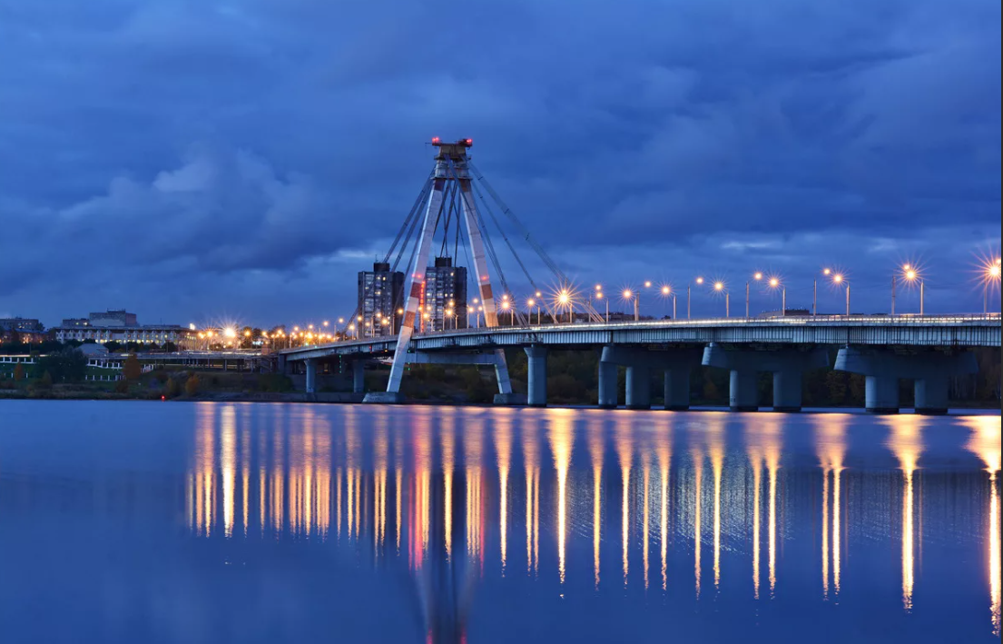 Октябрьский мост вечером. 