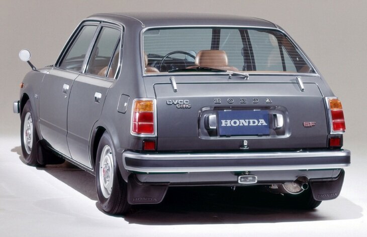 1 поколение, 1972–1979
 Трехдверный хэчтбек Honda Civic первого поколения, 1972–1979
 Автомобиль Honda Civic был представлен публике в 1972 году.-2