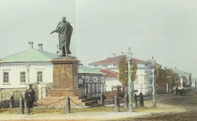 Александровская (Банковская) площадь.  Обсуждаемый дом сразу за памятником