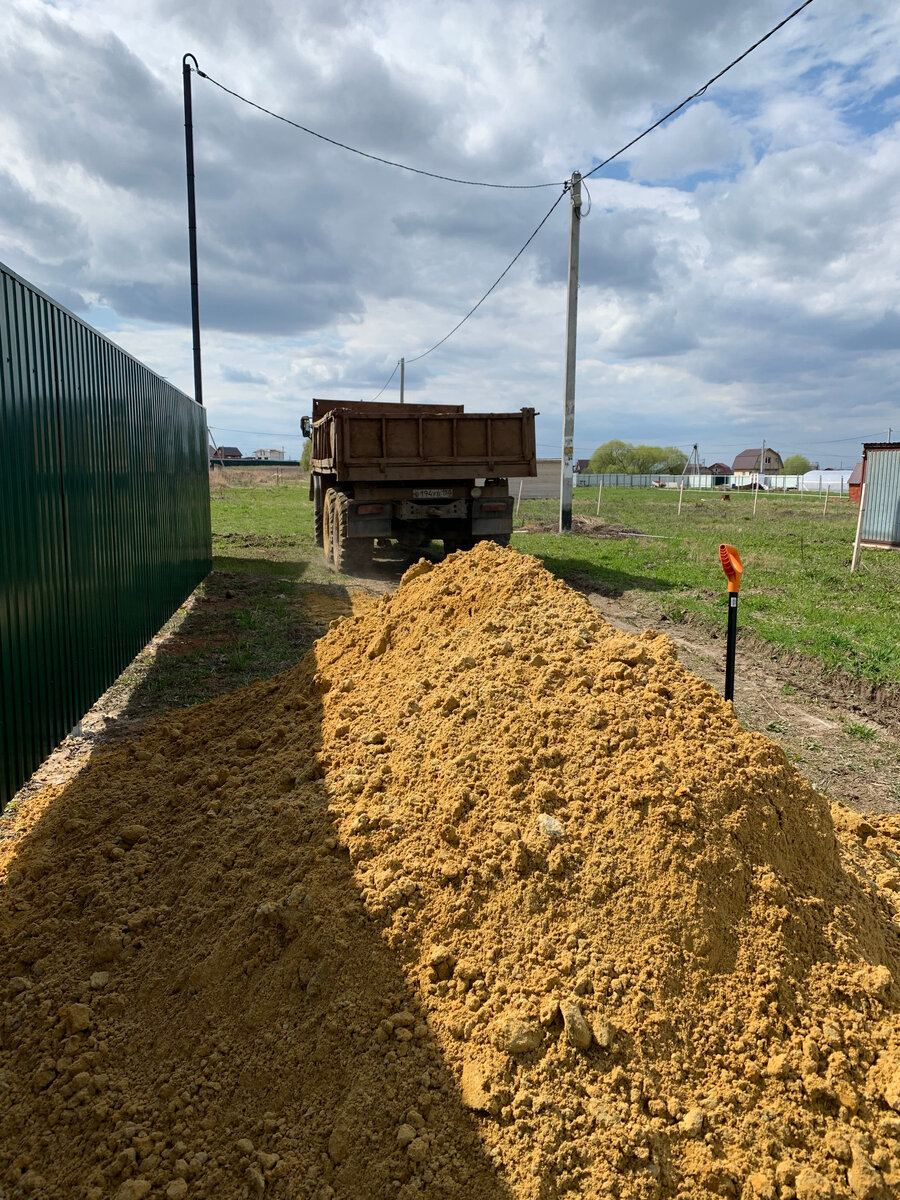 старичок ЗИЛок привез песок