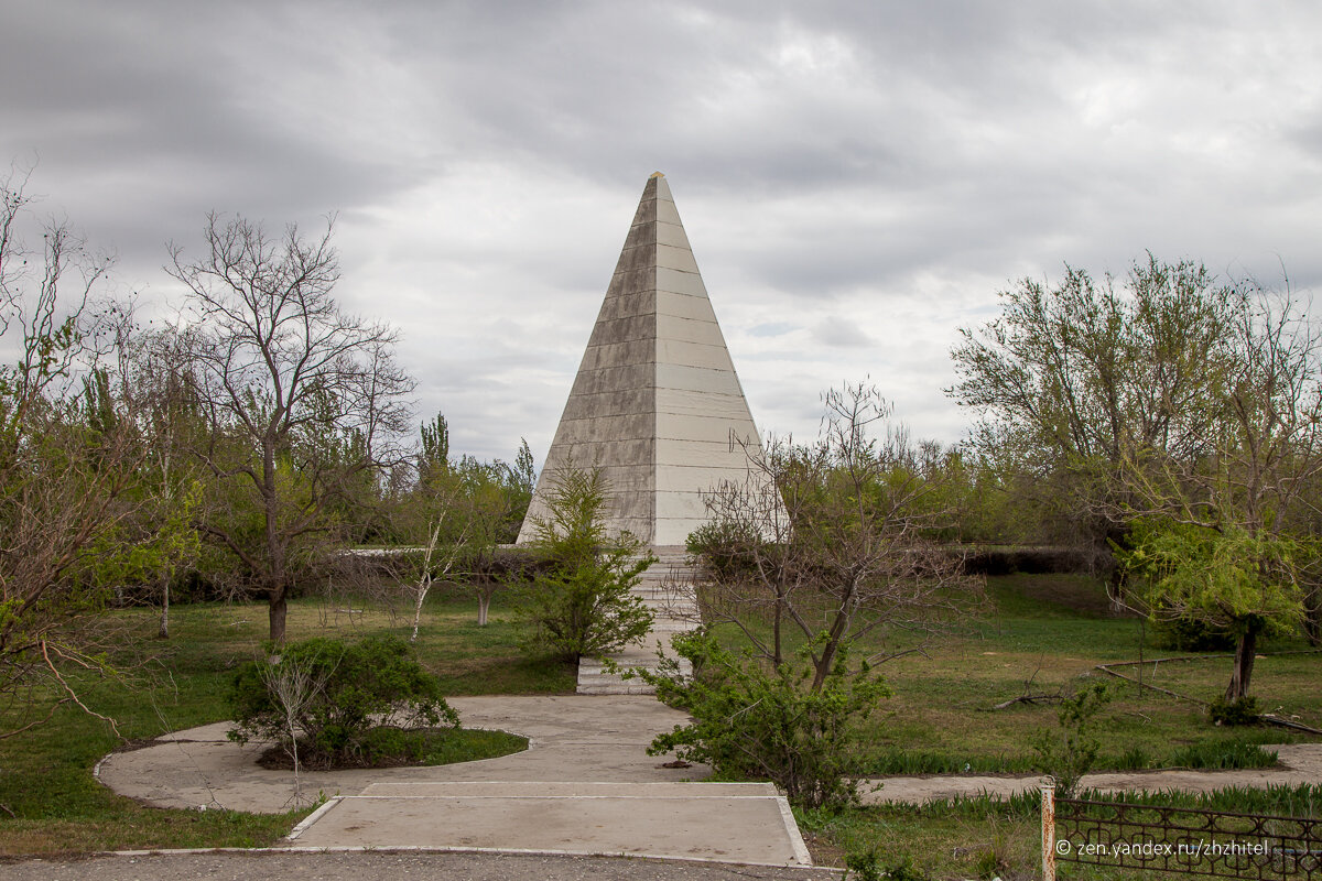 Издалека можно подумать, что памятник. Но если памятник, то памятник человеческой глупости и доверчивости 