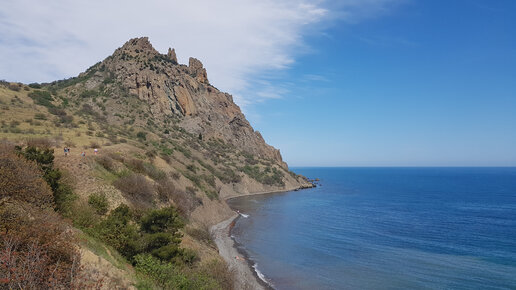 Завораживающий вид на потухший вулкан Карадаг и море...