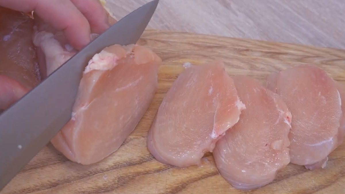 Благодаря заморозке у вас получится нарезать мясо ровно.