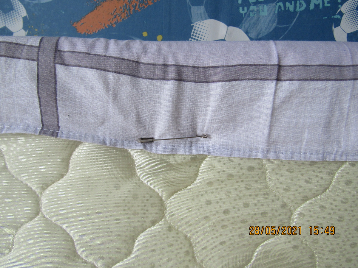 Фиксируется по середине и с каждого угла