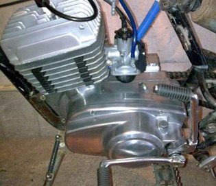 Коренные подшипники установлены у щек коленвала для увеличения жесткости, повышения стабильности работы движка, а сальники установлены за подшипниками. На ранних моделях, сначала ставили сальники, а за ними подшипники.